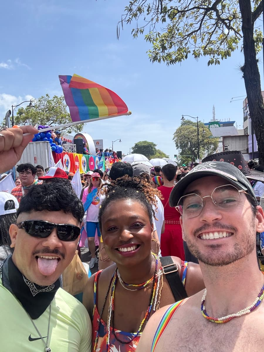 Integrantes de Cuirpoint Exchange celebrando el Orgullo juntes