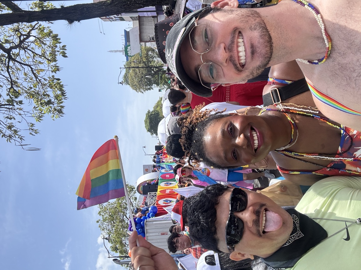 Integrantes de Cuirpoint Exchange celebrando el Orgullo juntes